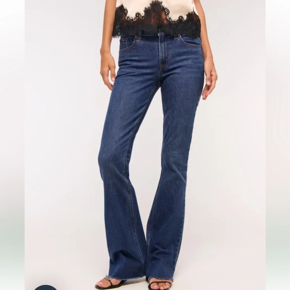 NWOT Abercrombie & Fitch Mid Rise Bootcut Frayed Hem Jeans Size 29 Short - Picture 2 of 9